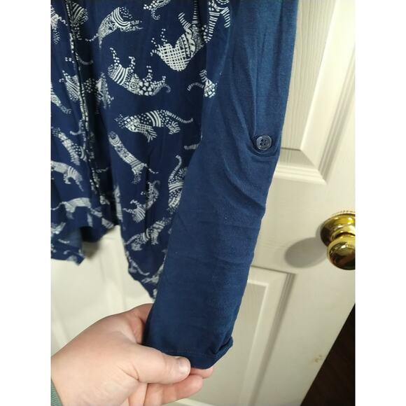 Style & Co Woman M Blouse Collared V Neck Long Roll Tab Sleeve Blue White Animal - Picture 5 of 9